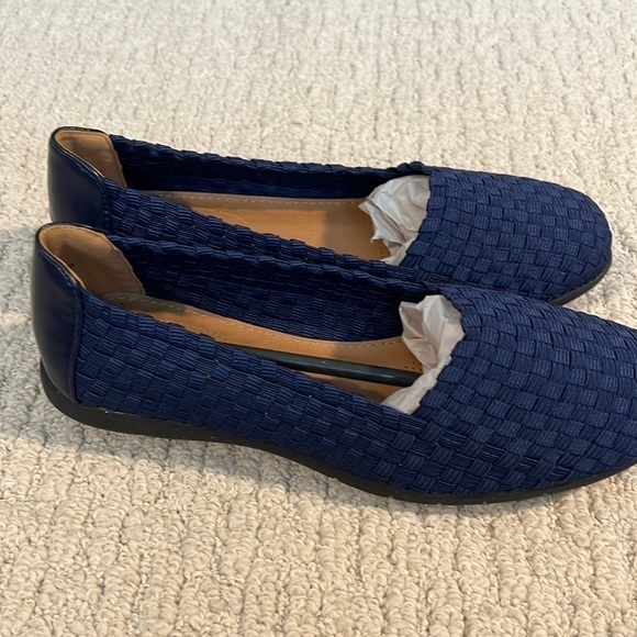 Woman’s Navy Comfort View Slip On Shoes 7 New